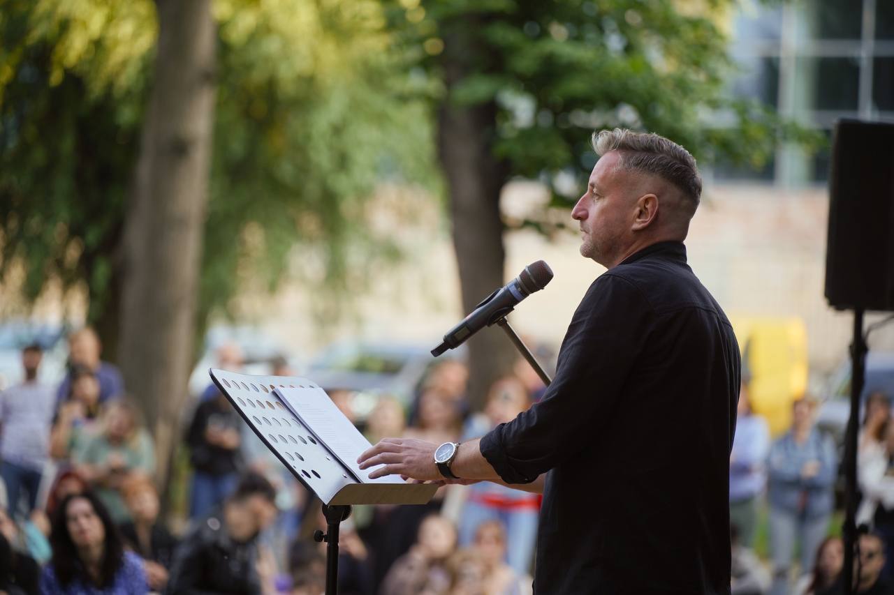“Poppy and Memory”: Serhiy Zhadan’s Poetry Evening at Babyn Yar Raises 500,000 UAH for the “Khartia” Brigade